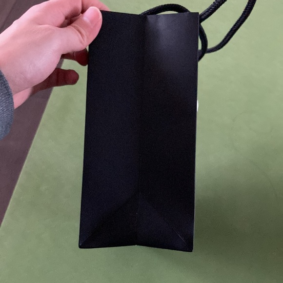 Authentic Chanel shopping bag with camellia flower - Picture 4 of 6